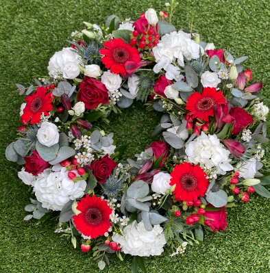 Red & White Loose Wreath